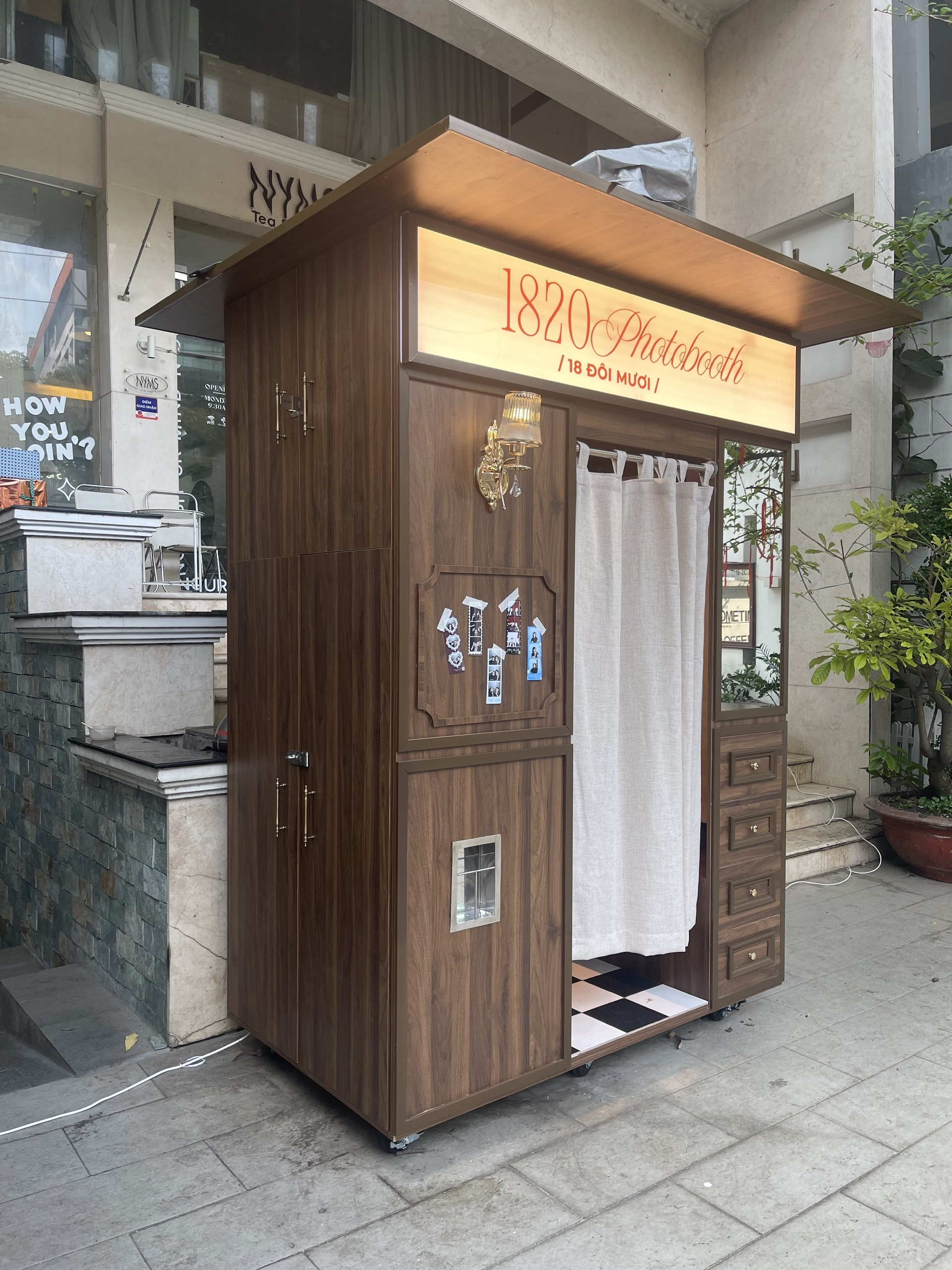 Bộ ảnh photobooth Giang với nền đỏ và phụ kiện thú bông