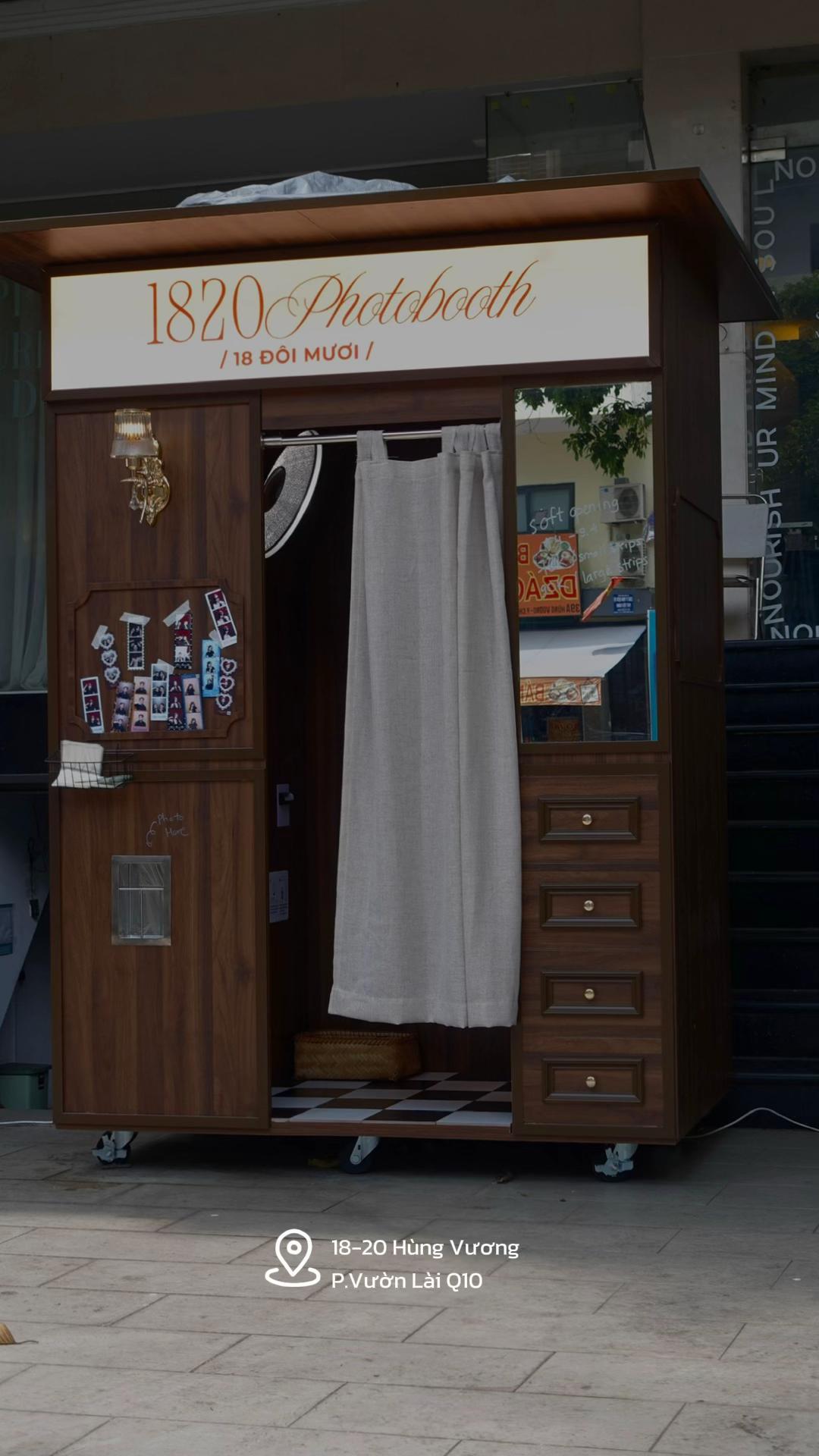 Bộ ảnh photobooth Giang với nền đỏ và phụ kiện thú bông