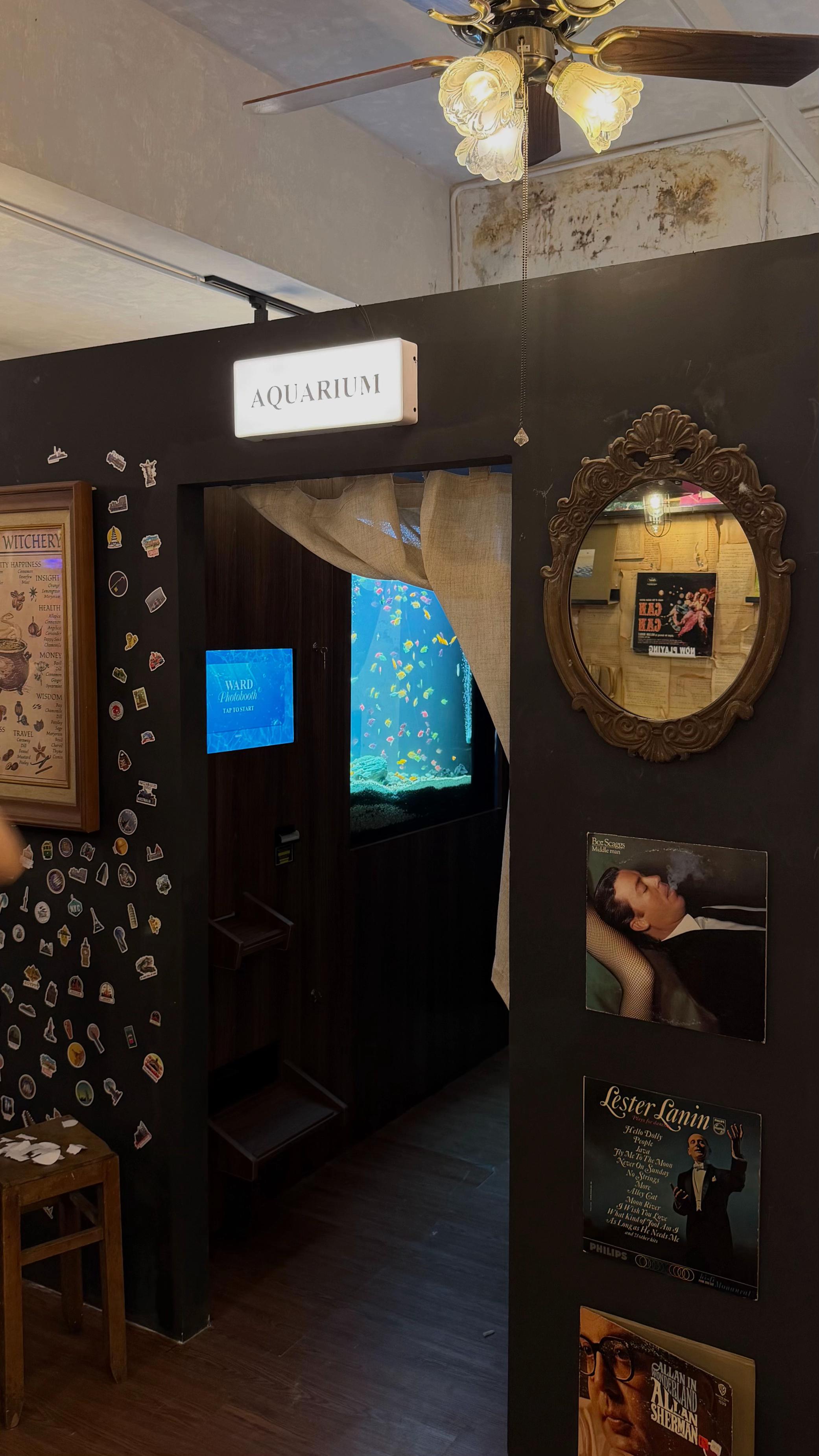 Bộ ảnh photobooth Giang với nền đỏ và phụ kiện thú bông