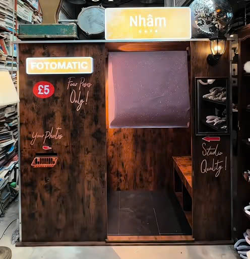 Bộ ảnh photobooth đôi bạn cùng phụ kiện gấu bông