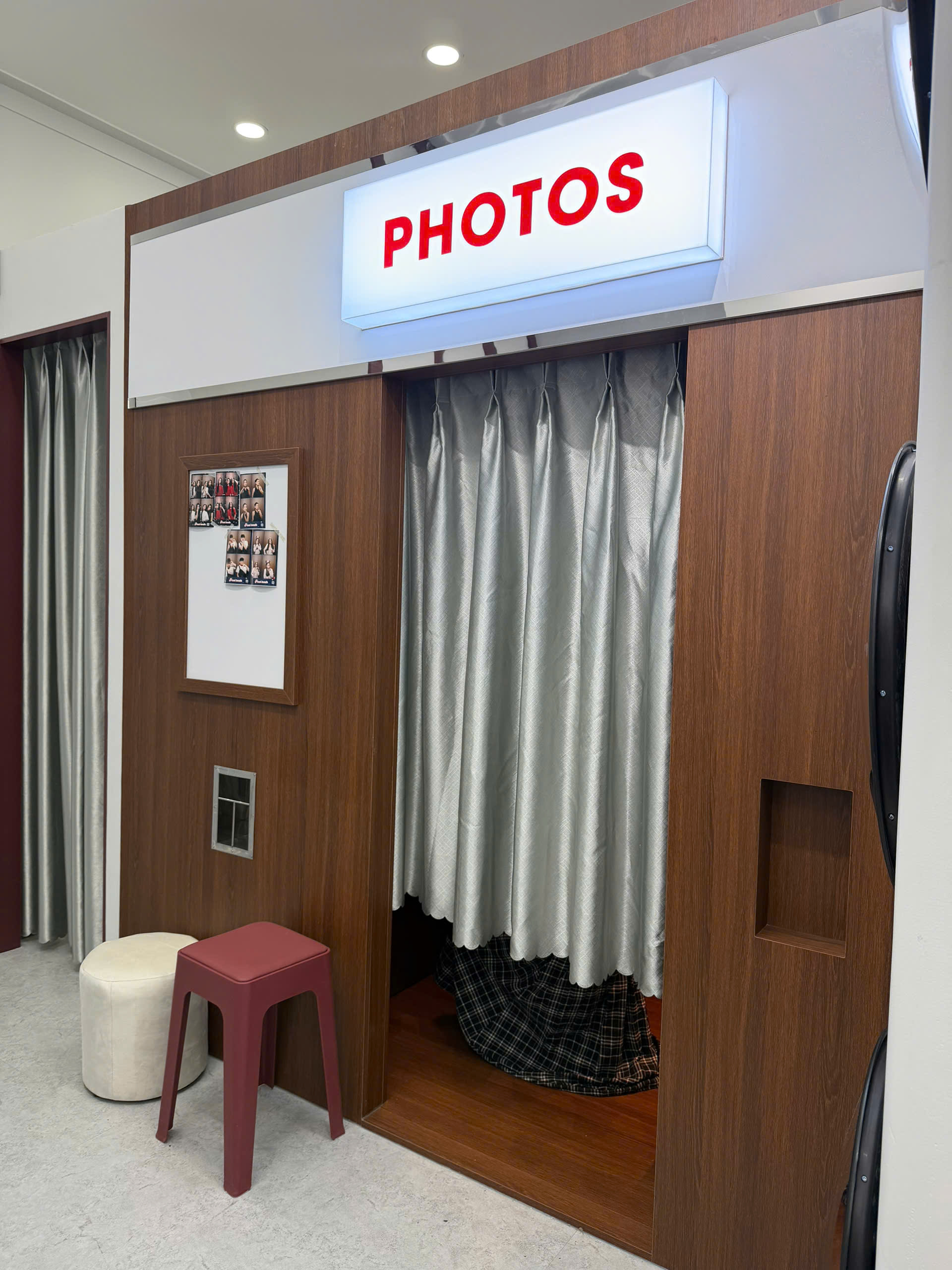 Bộ ảnh photobooth Giang với nền đỏ và phụ kiện thú bông