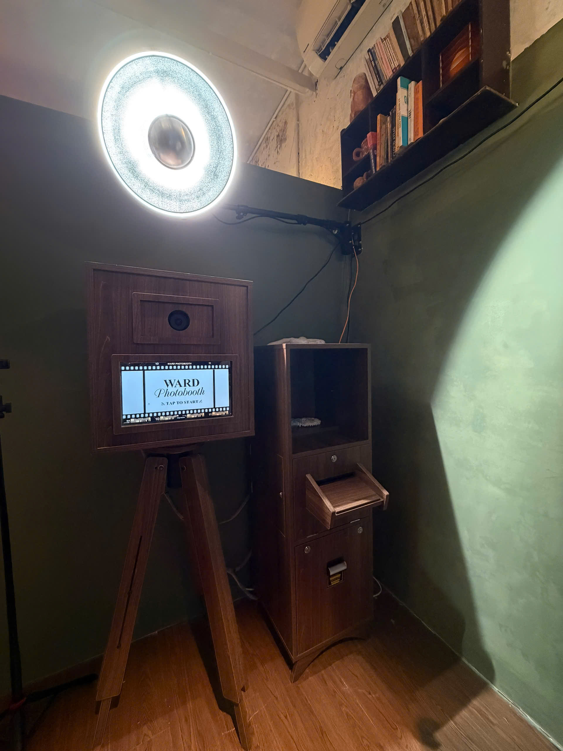 Bộ ảnh photobooth đôi bạn cùng phụ kiện gấu bông